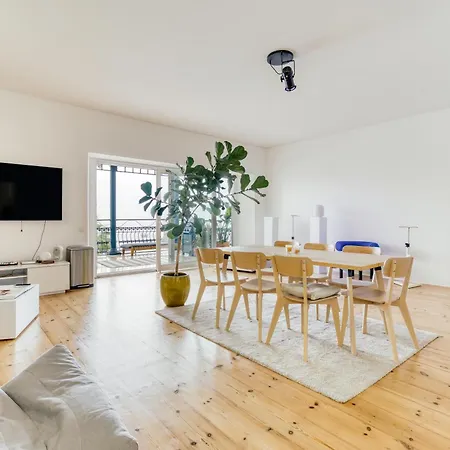 Beachfront Center Appartement Cascais